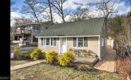 3 Crestview Rd, Hopatcong, NJ 07821