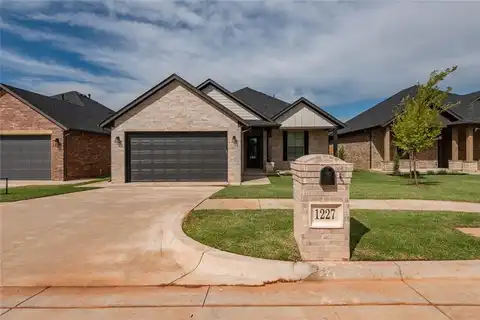 1227 Colonial Avenue, Tuttle, OK 73089