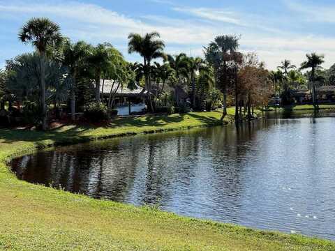 464 NW Sandtrap Lane, Port Saint Lucie, FL 34986