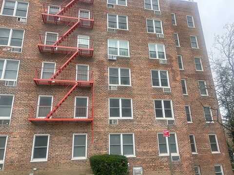 Northern Blvd 1B, Douglaston, NY 11362