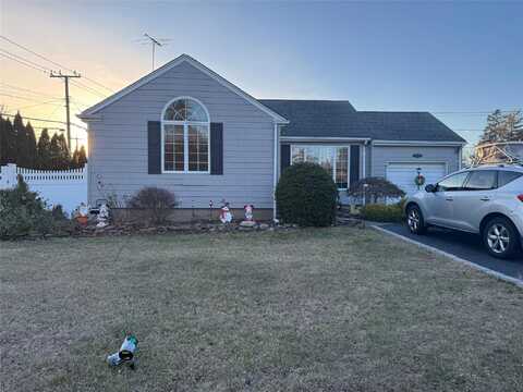 301 7th Street N, Lindenhurst, NY 11757