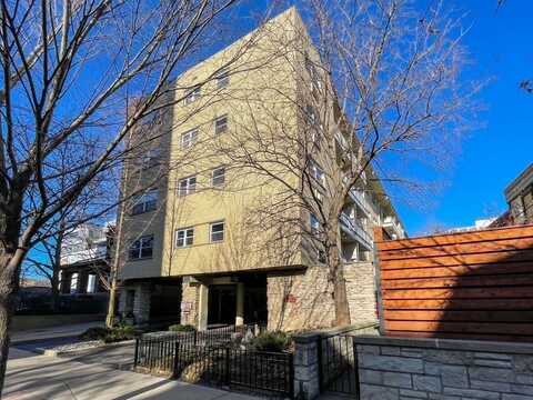 530 W Barry Avenue, Chicago, IL 60657