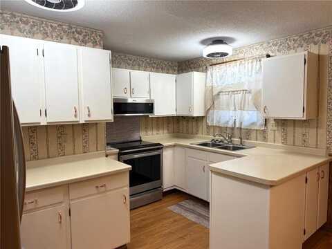 2402 Kenwood Drive SW, Willmar, MN 56201