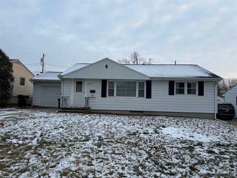 1453 Golfview Dr NE, Cedar Rapids, IA 52402