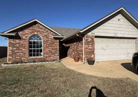 225 Cherokee St, Geronimo, OK 73543