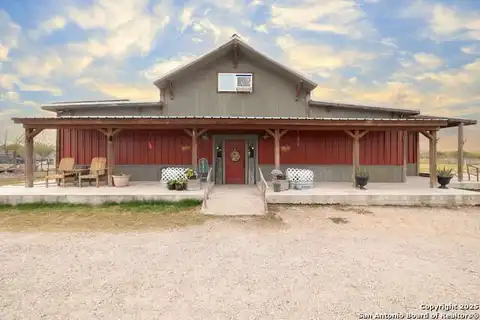 918 COUNTY ROAD 5710, Devine, TX 78016