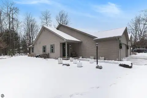 3121 Aspen Bluff, Traverse City, MI 49686