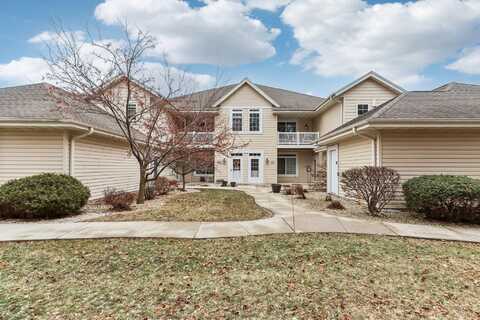 W398n6077 Autumn Woods Dr, Oconomowoc, WI 53066