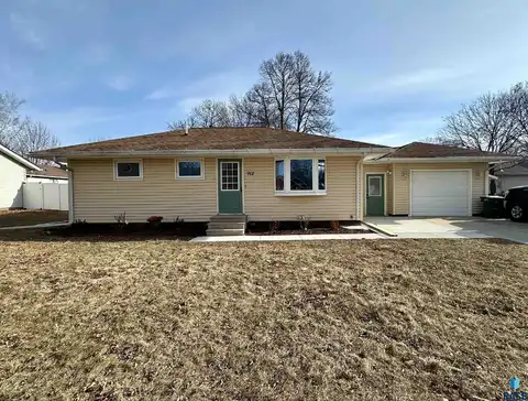 912 N Oakley St, Luverne, MN 56156