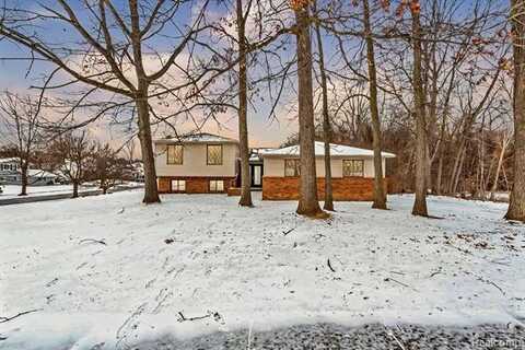 7820 Rampart Trail, Waterford, MI 48327