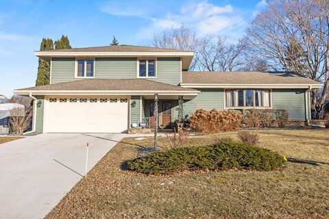 541 Woodhill Drive, Roseville, MN 55113