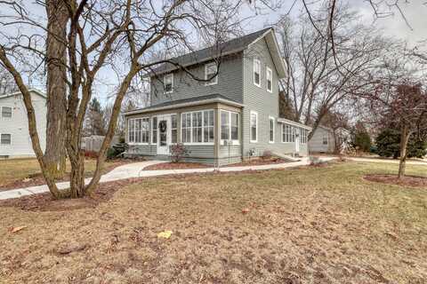 739 S Silver Lake St, Oconomowoc, WI 53066