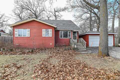 W273n2669 Front St, Pewaukee, WI 53072