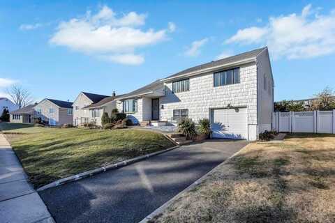 14 PEMBROKE Drive, Massapequa, NY 11758