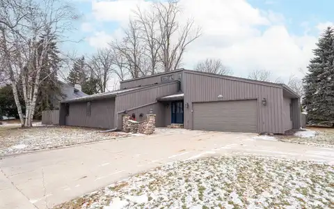 2009 S BERRY Drive, APPLETON, WI 54915