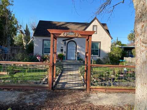 1825 Adoline Avenue N, Fresno, CA 93705