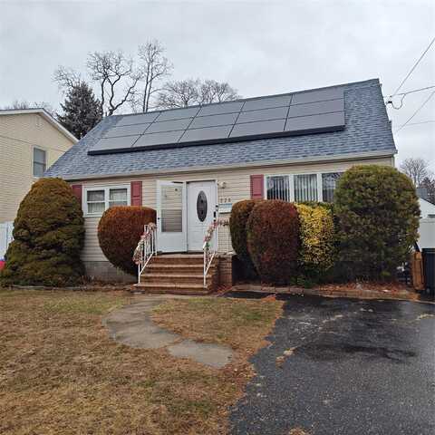 228 N Erie Avenue, Lindenhurst, NY 11757