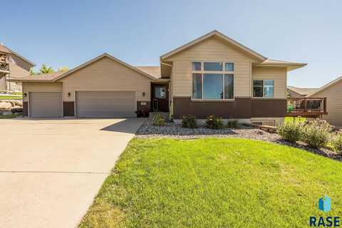 808 N Quartz Ave, Brandon, SD 57005