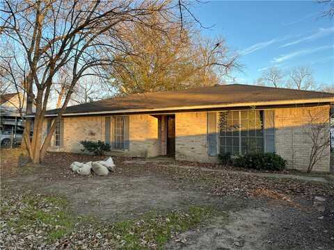 104 N Grayson Street, Groesbeck, TX 76642