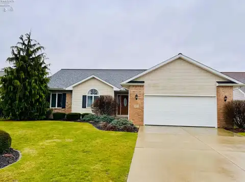 15 Fox Run Dr, Fremont, OH 43420