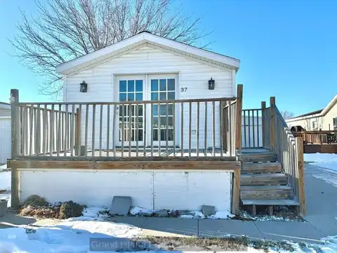 37 Sara Dr, Hastings, NE 68901