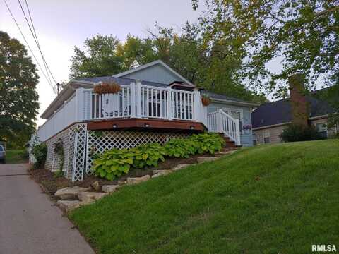 712 S CODY Road, Le Claire, IA 52753