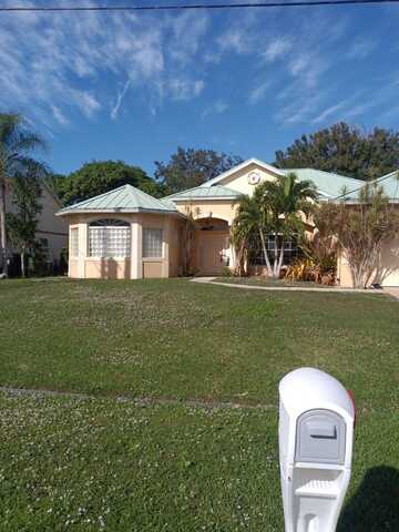 691 SW Estate Avenue, Port Saint Lucie, FL 34953