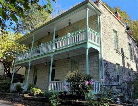 28 Armstrong ST, Eureka Springs, AR 72632