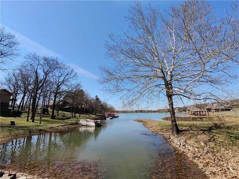 42 Ouachita DR, Hackett, AR 72937