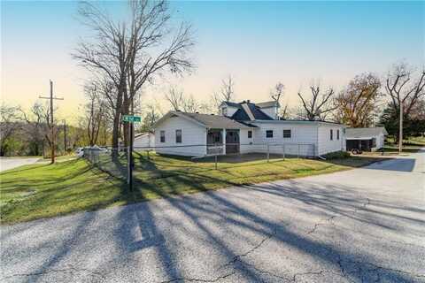 101 W 1st ST, Pineville, MO 64856