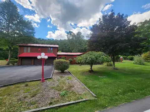 1135 NORTH SAND BRANCH ROAD, MT. HOPE, WV 25880