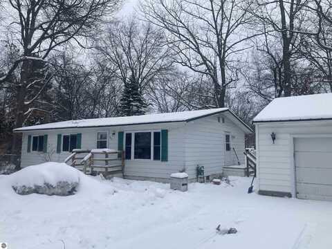 935 GRANT STREET, TRAVERSE CITY, MI 49686