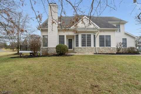 8 Westgate Dr, Clinton, NJ 08801