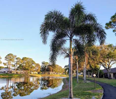 442 Pine Glen Ln, Green Acres, FL 33463