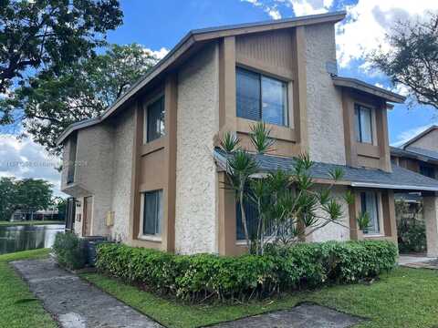 84 Wimbledon Lake Dr, Plantation, FL 33324