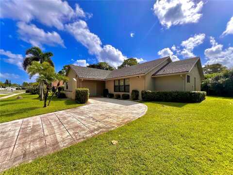 8320 E Waccamaw Ln E, Lake Worth, FL 33467