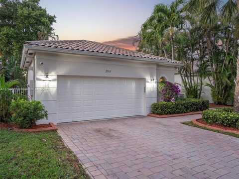 2553 Bay Pointe Dr, Weston, FL 33327