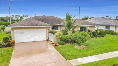 10982 S Greentrail Dr S, Boynton Beach, FL 33436