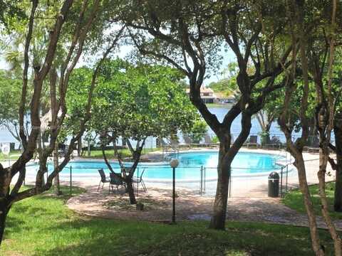 661 NE 195th St, Miami, FL 33179
