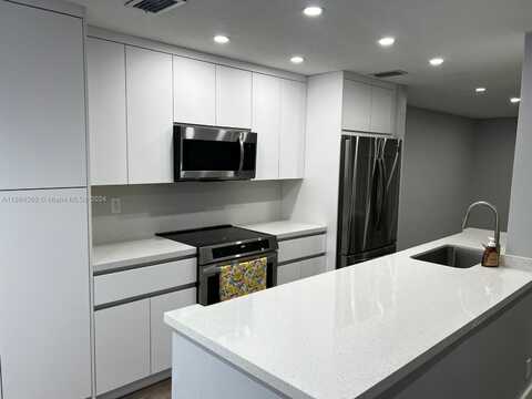 8223 NW 8th St, Plantation, FL 33324