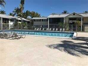 917 NE 199th St, Miami, FL 33179