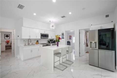 925 NE 4th St, Hallandale Beach, FL 33009