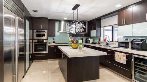 8886 NW 187th St, Miami, FL 33018