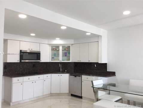 1408 Brickell Bay Dr, Miami, FL 33131