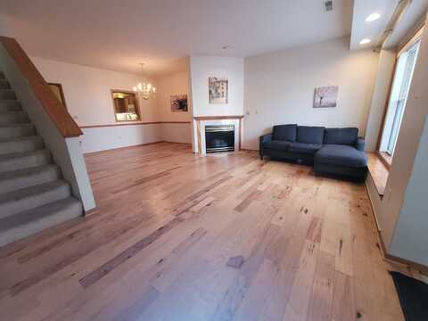 6168 S Creekside Dr, Cudahy, WI 53110