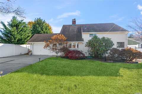 118 Twin Lane. N., Wantagh, NY 11793