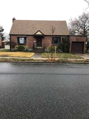 31 Maple Drive W, New Hyde Park, NY 11040