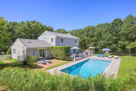 6 Hildreth Road E, Hampton Bays, NY 11946