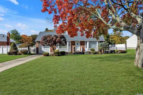 8 Gaymor Lane, Commack, NY 11725