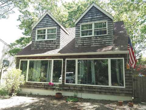 36 Washington Hts S Avenue, Hampton Bays, NY 11946